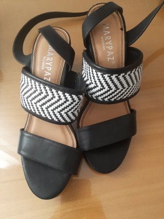 Sandalias tacón Marypaz negras y blancas