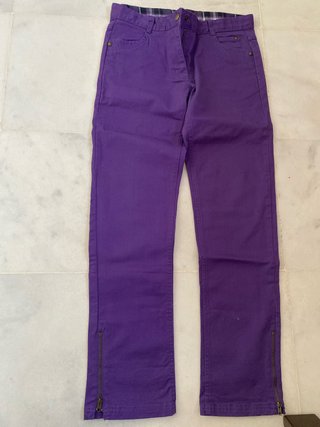 Pantalón Morado con Cremalleras en Bajos