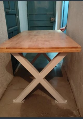 Mesa de madera con base metálica