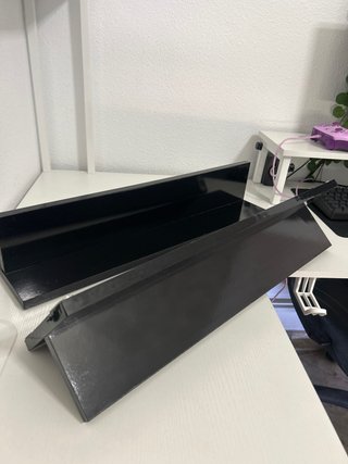 Estantería de pared negra