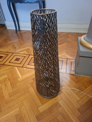 Lámpara de suelo metálica con diseño calado