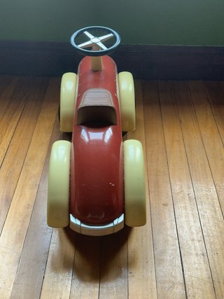 Coche de juguete rojo y amarillo