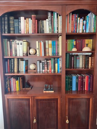 Librería de madera con libros