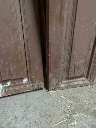 Puerta rústica de madera con reja