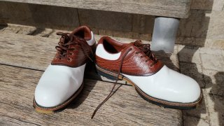 Zapatos de golf marrones y blancos