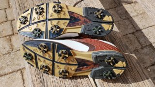 Zapatos de golf marrones y blancos