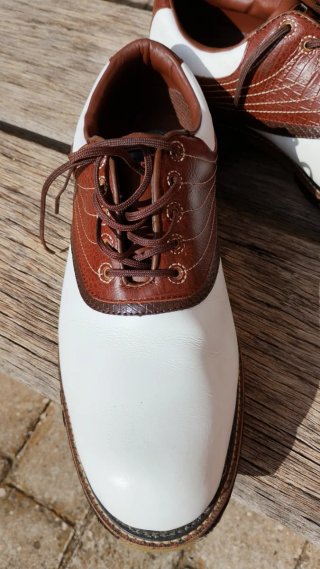 Zapatos de golf marrones y blancos