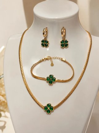 Conjunto de Collar, Pendientes y Pulsera