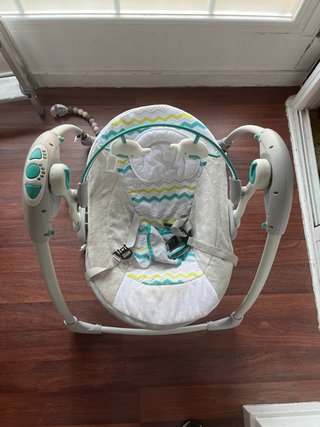 Hamaca columpio bebé Ingenuity Cozy Kingdom automá