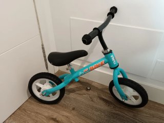 Bicicleta de equilibrio infantil azul