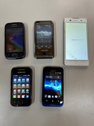 Lotto di 5 telefoni cellulari per ricambi