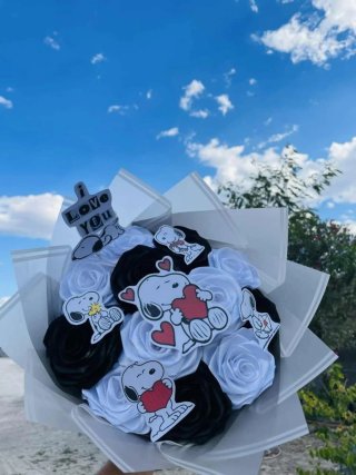 Ramo de Flores em Cetim Snoopy