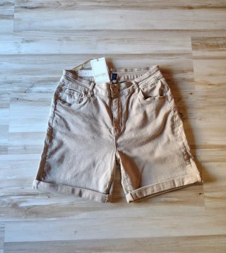 Pantalón corto beige AD'ORO. Venta en persona.