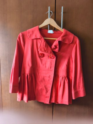 Chaqueta corta roja con volantes