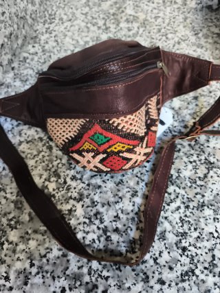 Riñonera de piel con diseño étnico