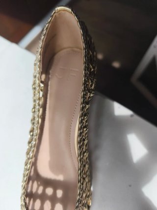 Zapatos dorados trenzados