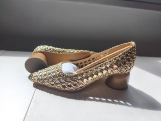 Zapatos dorados trenzados
