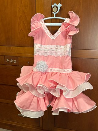 Traje de flamenca rosa con volantes
