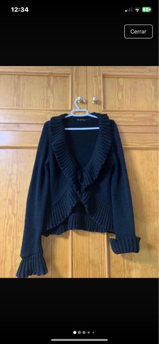 Chaqueta de punto negra con volantes