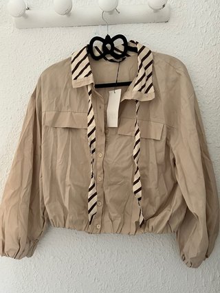 Camisa beige con detalles marrones