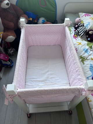 Minicuna rosa con ruedas Uzturre