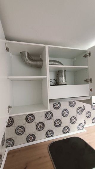 Muebles de cocina blancos y encimera madera