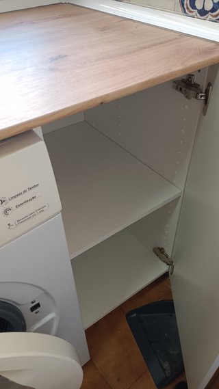 Muebles de cocina blancos y encimera madera