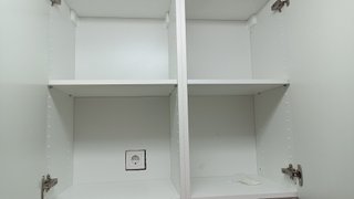 Muebles de cocina blancos y encimera madera