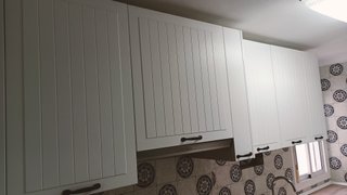 Muebles de cocina blancos y encimera madera