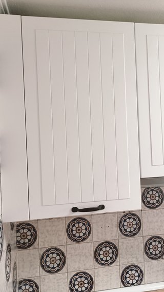 Muebles de cocina blancos y encimera madera