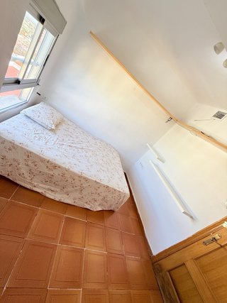 Habitación completa con armario y cama