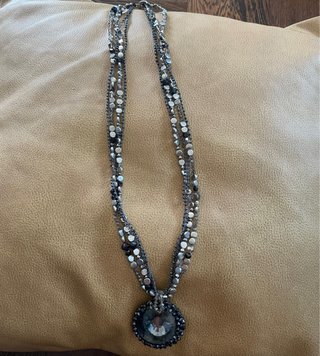 Collana con perline cristalli e ciondolo circolare