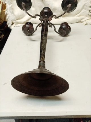 Candelabro antiguo de metal