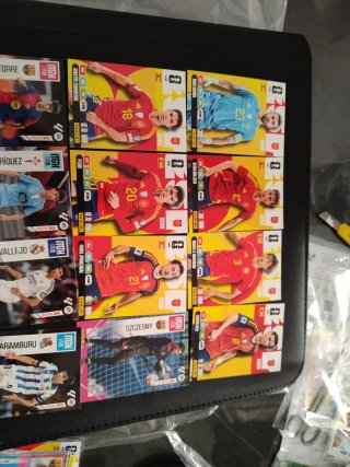 15 cromos fútbol: 7 España, 8 MGK