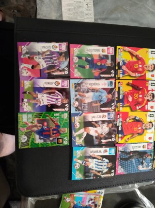 15 cromos fútbol: 7 España, 8 MGK