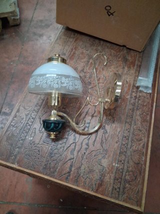 Lámpara de pared dorada y cristal