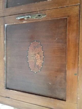 Cómoda antigua de madera