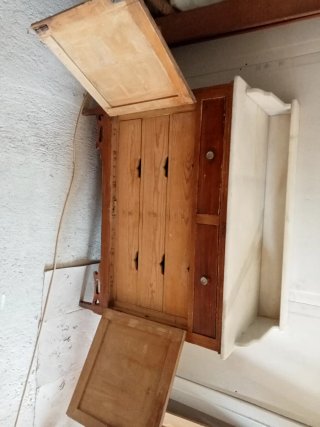 Cómoda antigua de madera