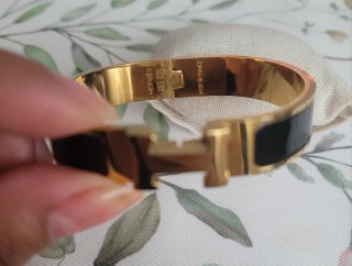 Pulsera Hermès Clic H Negra y Dorada