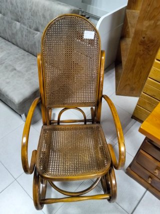 Mecedora de madera y ratán