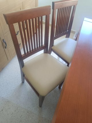 Mesa de Comedor Extensible de Nogal y Sillas
