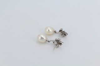 Pendientes Largos de Oro Blanco y Perla. R:00301.