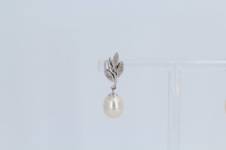 Pendientes Largos de Oro Blanco y Perla. R:00301.