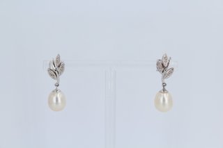 Pendientes Largos de Oro Blanco y Perla. R:00301.