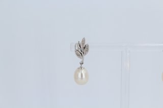 Pendientes Largos de Oro Blanco y Perla. R:00301.