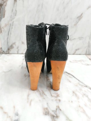 Botines negros con plataforma y tacón