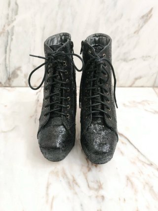 Botines negros con plataforma y tacón