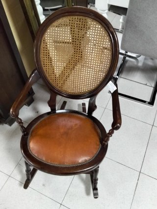 Mecedora de madera con asiento de cuero