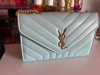 Bolso azul claro con cadena dorada