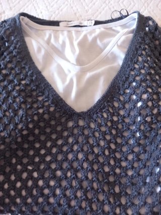 Chaleco de punto gris con camiseta blanca